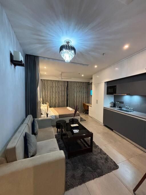 Luxury Heights - 28th Floor River Facing Apartment New Delhi