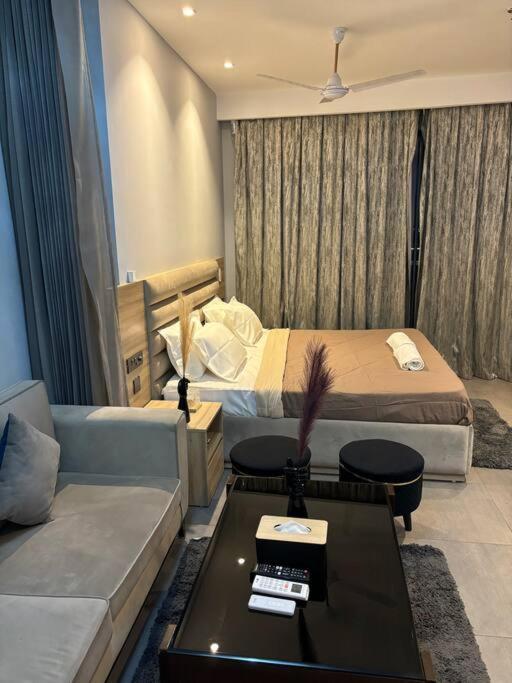 Luxury Heights - 28th Floor River Facing Apartment *